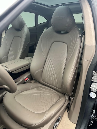 Vehicle image ASTON MARTIN DBX