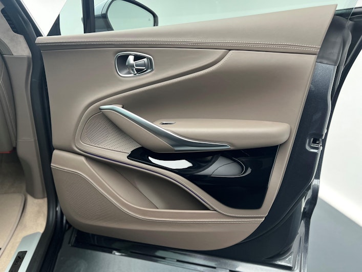 Vehicle image ASTON MARTIN DBX