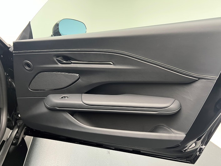 Vehicle image ASTON MARTIN V12 Vantage