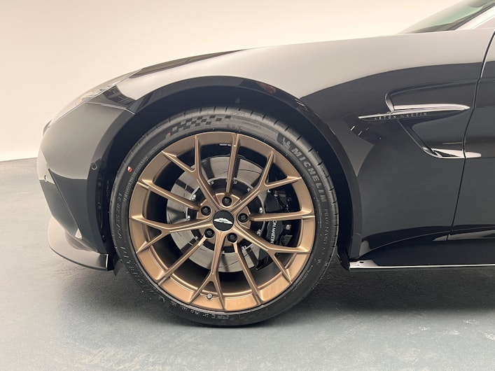 Vehicle image ASTON MARTIN V12 Vantage