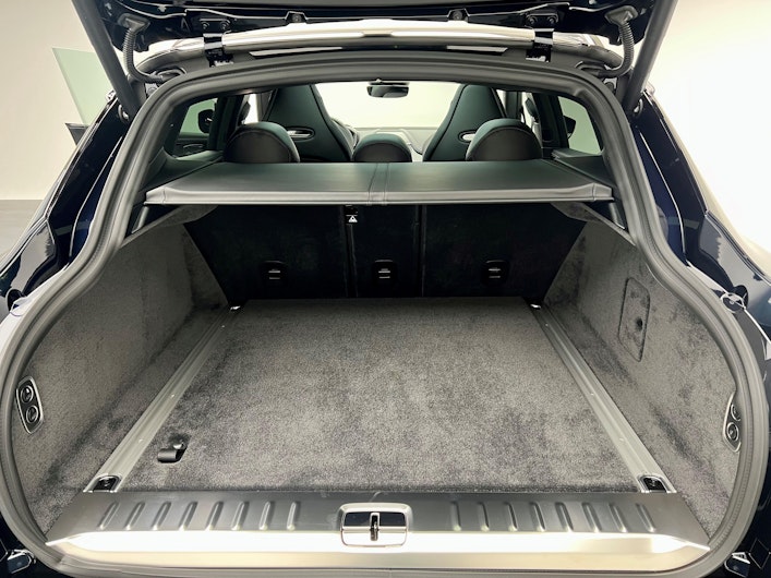 Vehicle image ASTON MARTIN DBX