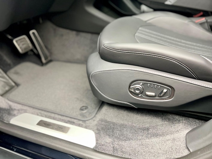 Vehicle image ASTON MARTIN DBX